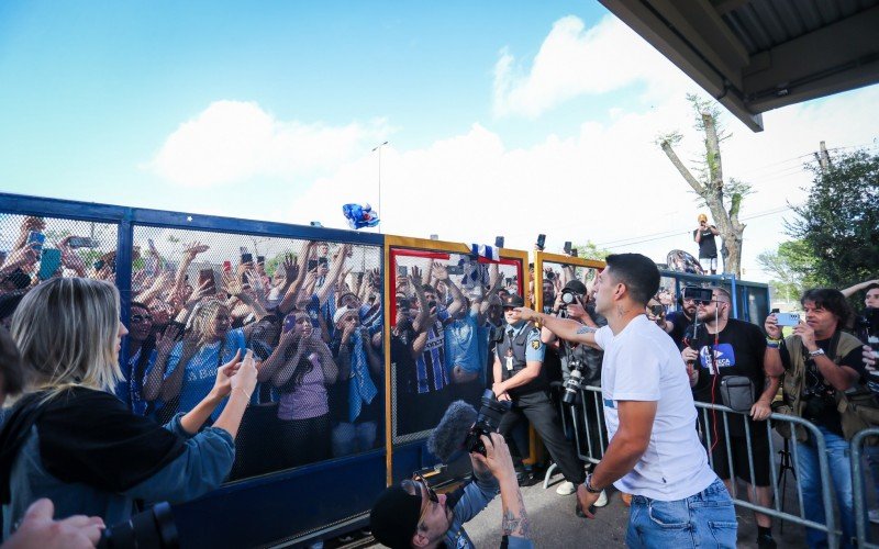 Luis SuÃ¡rez se despede da torcida gremista no aeroporto de Porto Alegre