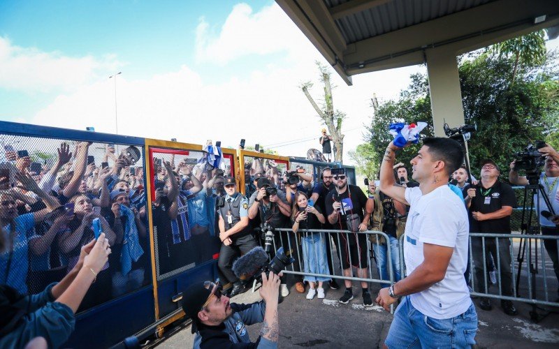 Luis SuÃ¡rez se despede da torcida gremista no aeroporto de Porto Alegre