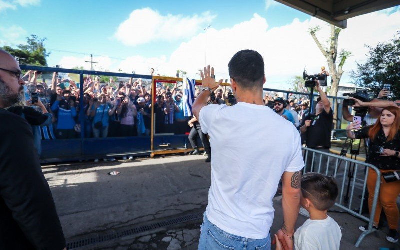 Luis SuÃ¡rez se despede da torcida gremista no aeroporto de Porto Alegre