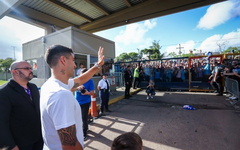 Luis SuÃ¡rez se despede da torcida gremista no aeroporto de Porto Alegre