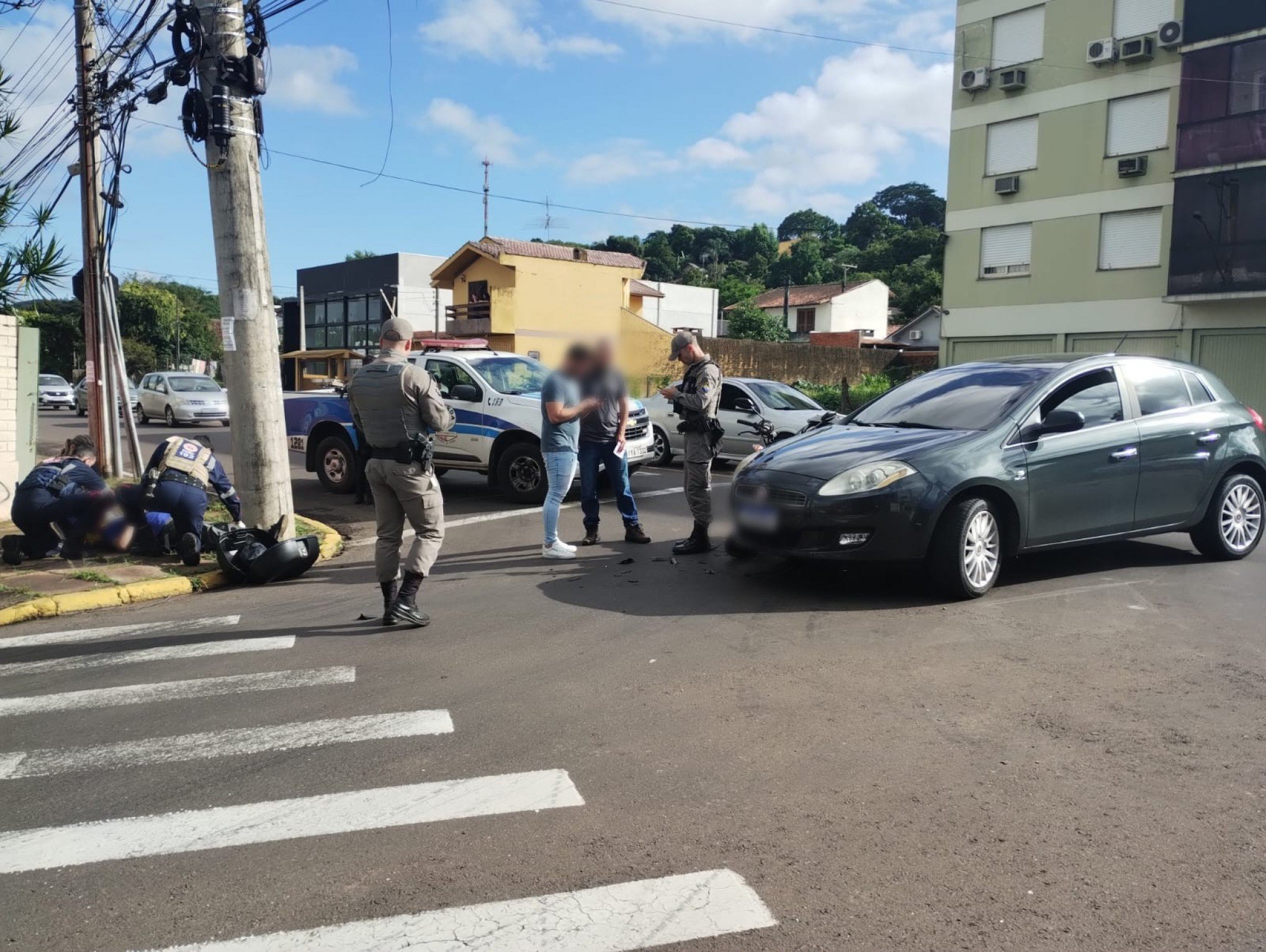 TRÂNSITO: Motociclista fica ferido em acidente com carro em Novo Hamburgo