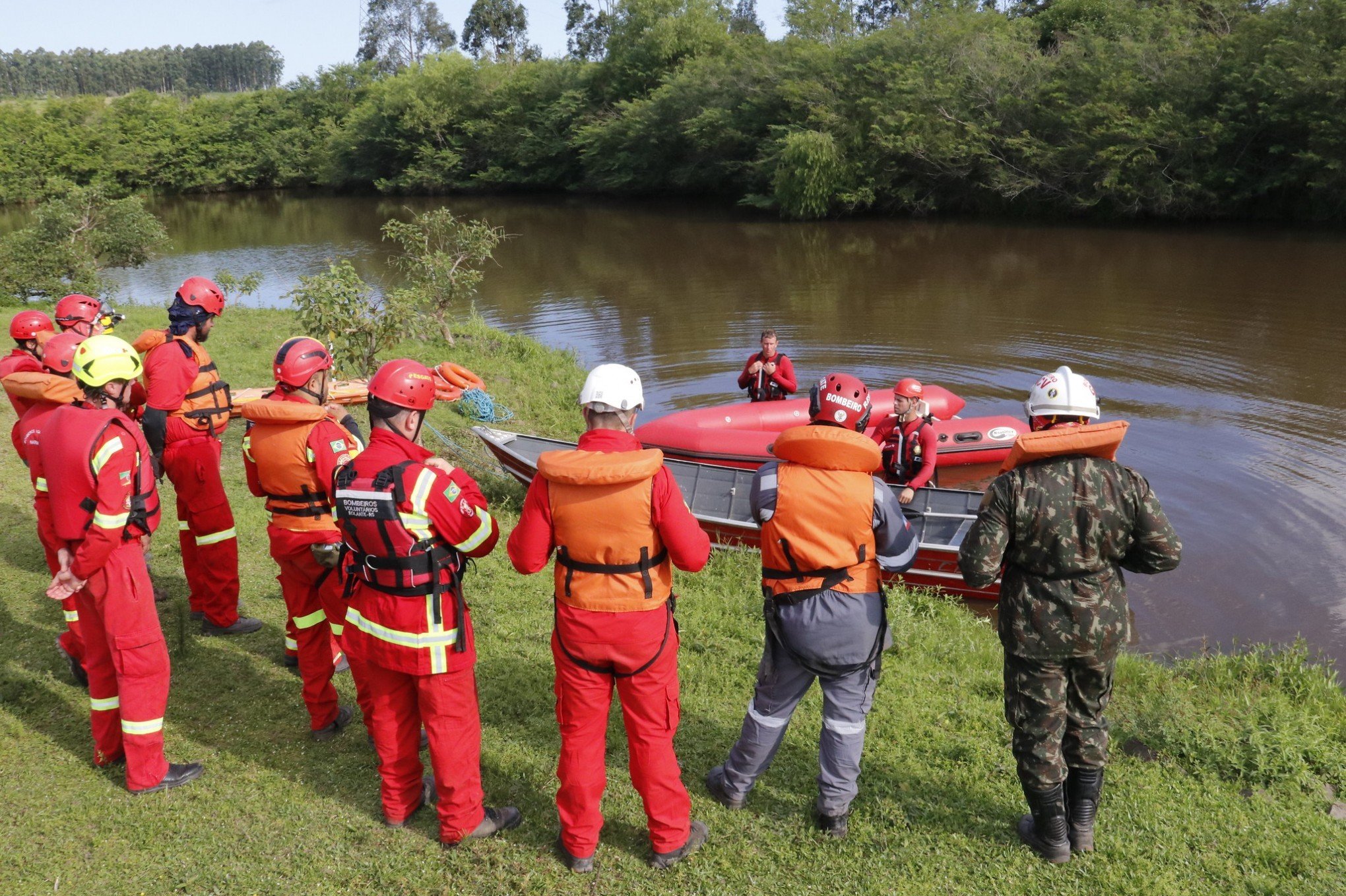 Veja como Bombeiros voluntários do RS estão se especializando no resgate em desastres
