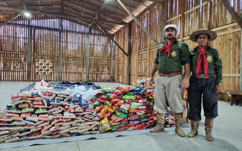 Marcia e Rogério contabilizam alimentos arrecadados