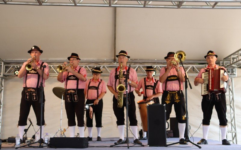 Bandinha TÃ­pica na sexta ediÃ§Ã£o da Dezemberfest 