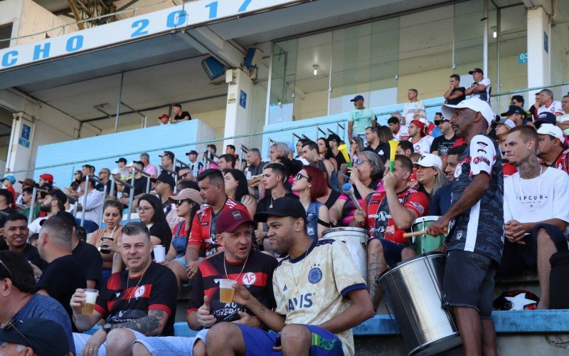 Cerca de 3 mil torcedores compareceram ao EstÃ¡dio do Vale para acompanhar finais