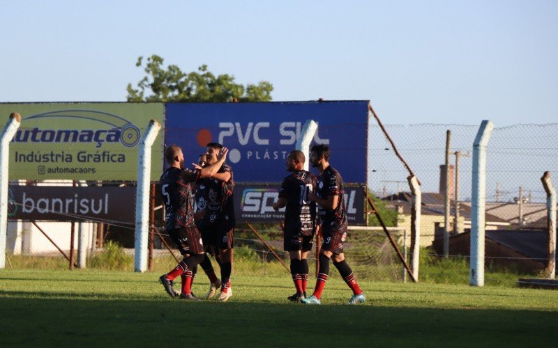 Atletas do Veterano comemoram primeiro gol do time; o gol foi contra