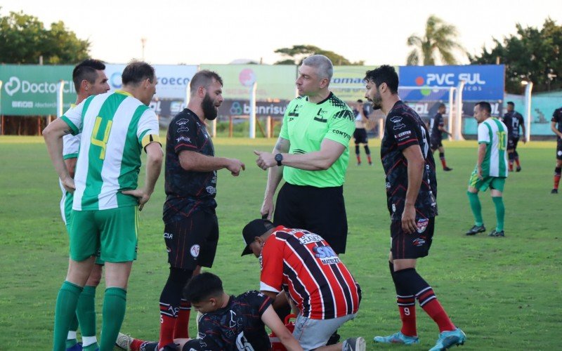 Anderson Daronco usou a experiência para administrar partida quando duelo esquentou | Jornal NH