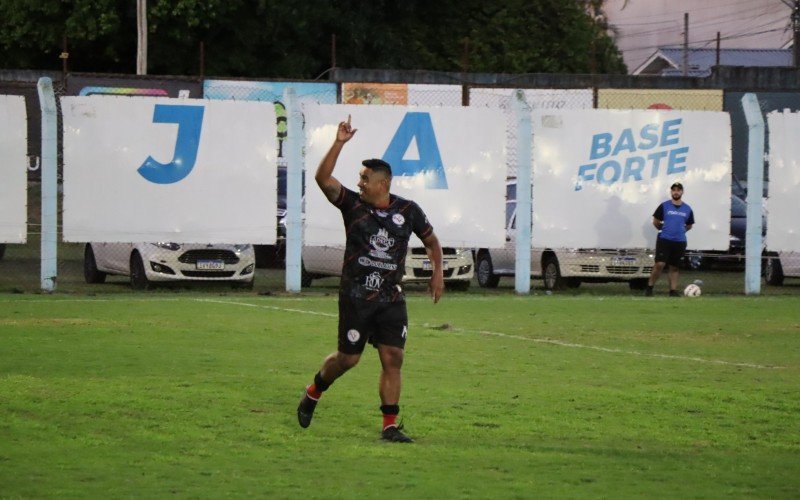 Natan marcou o segundo gol do Veterano