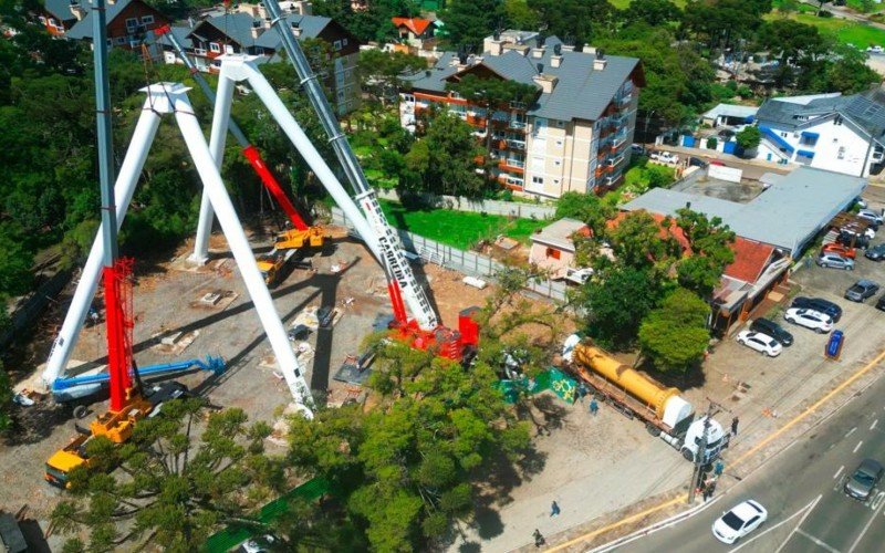 Base da estrutura da roda-gigante em Canela tem montagem iniciada