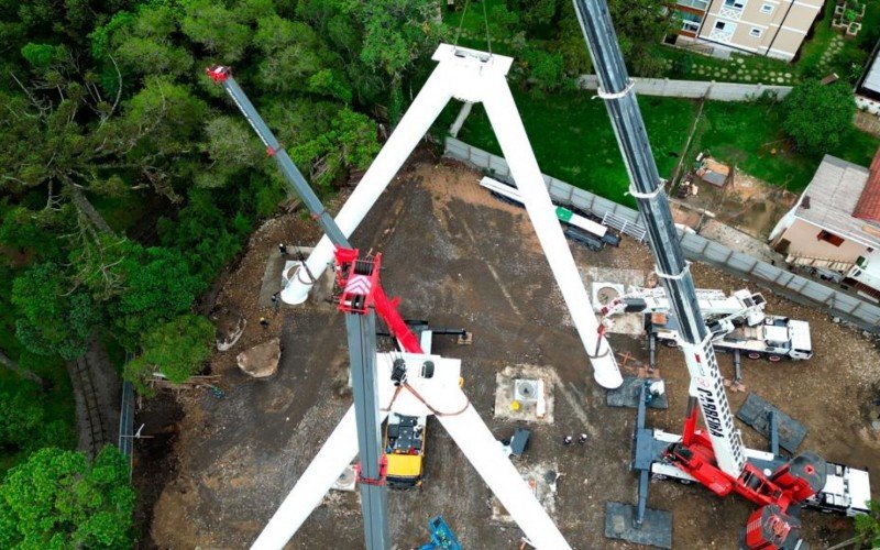 Base da estrutura da roda-gigante em Canela tem montagem iniciada