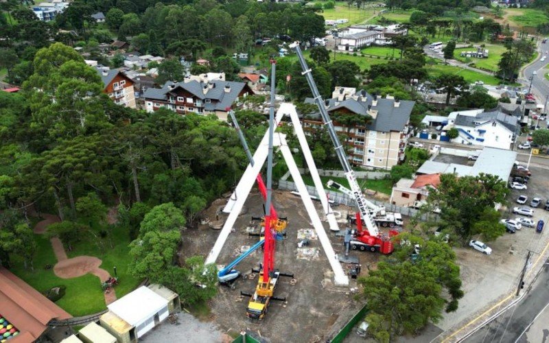 Base da estrutura da roda-gigante em Canela tem montagem iniciada