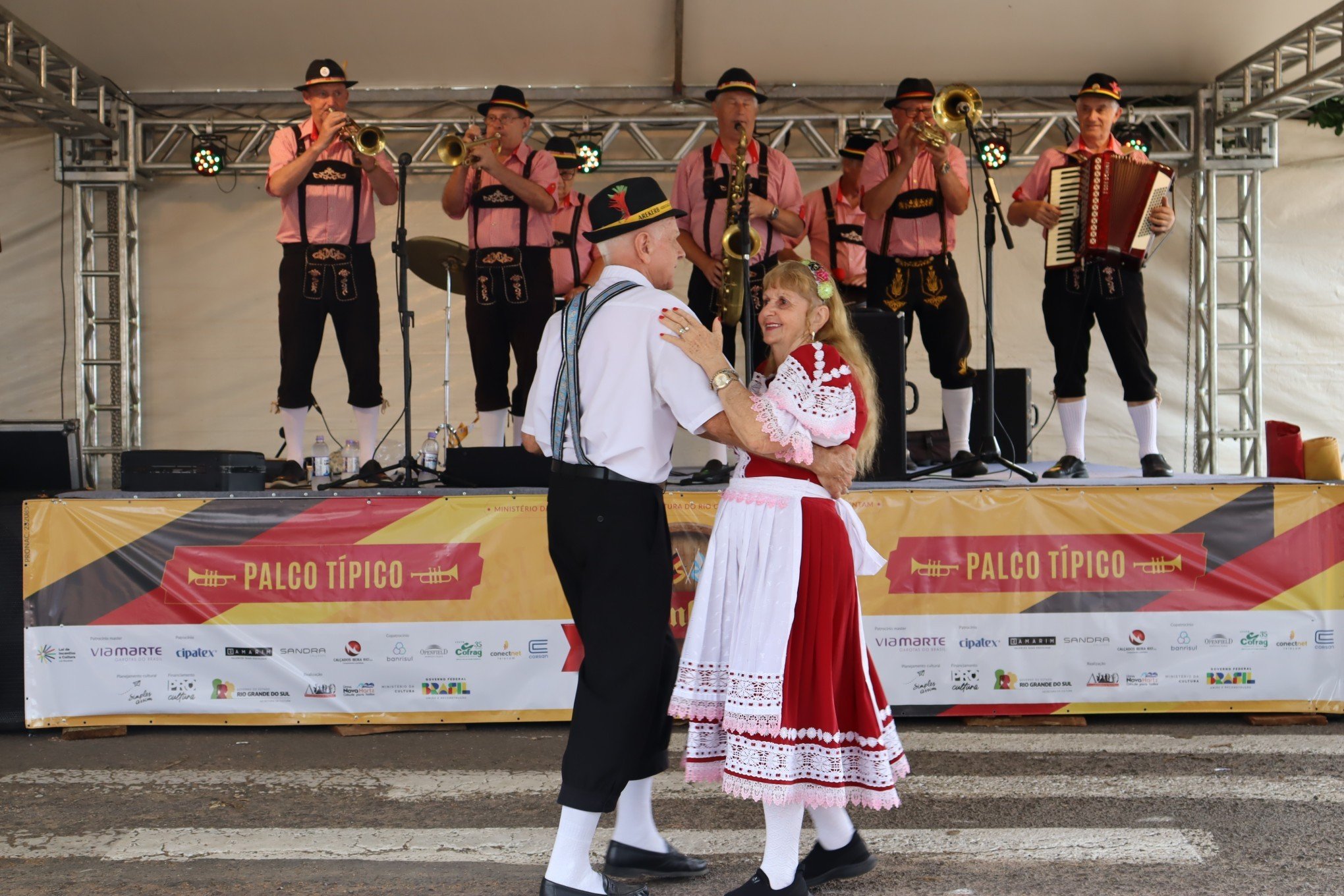 DEZEMBERFEST: Confira as atrações deste domingo da celebração que une cultura germânica, esportes e música