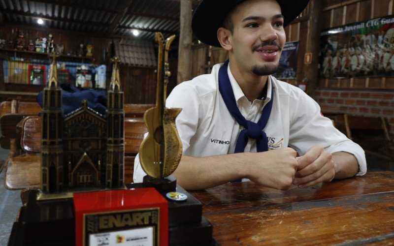 Aos 18 anos,  Vitor Schimmelpfenig trouxe para Campo Bom o título inédito de melhor dançarino de chula do Estado | Jornal NH