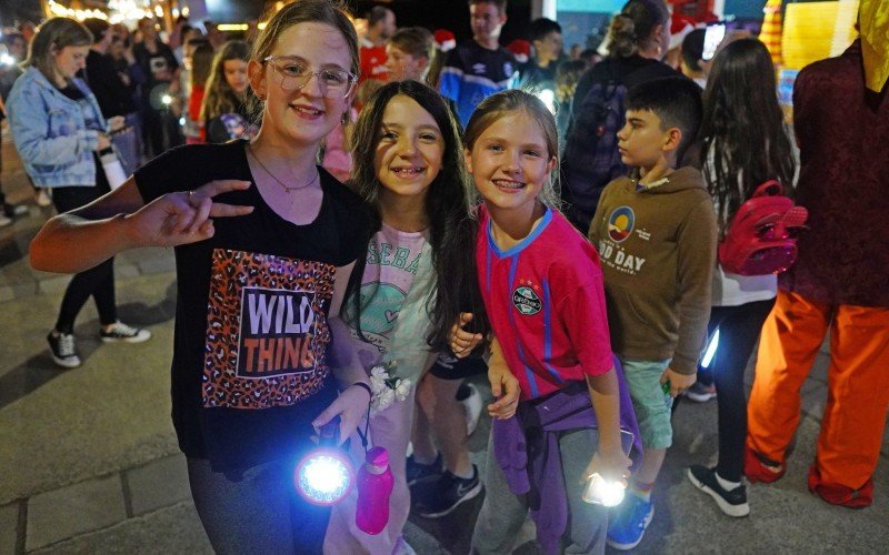 Caminhada Iluminada teve grande participaÃ§Ã£o infantil