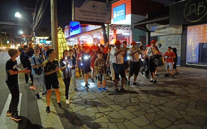 Caminhada Iluminada teve grande participaÃ§Ã£o infantil