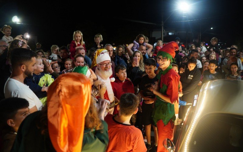 Dezenas de pessoas esperavam a chegada do Noel | Jornal NH