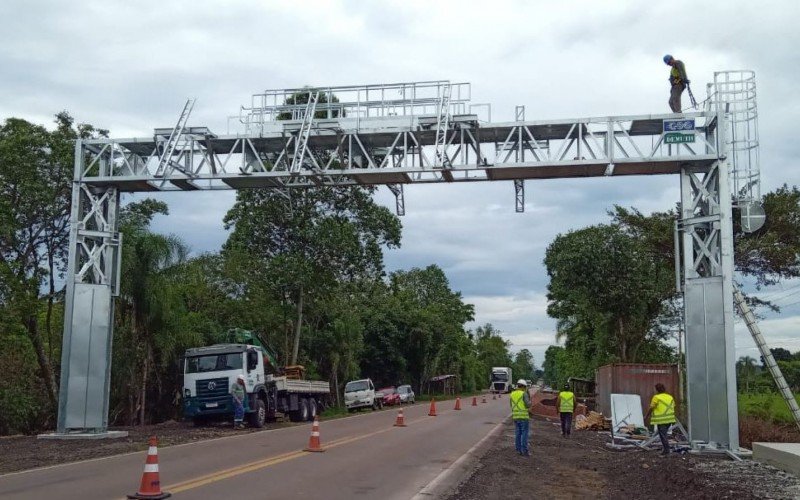 PÃ³rtico do free flow foi instalado nesta semana em Capela de Santana, na RS-240