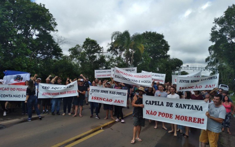 Moradores  bloquearam a rodovia em manifesto ontem