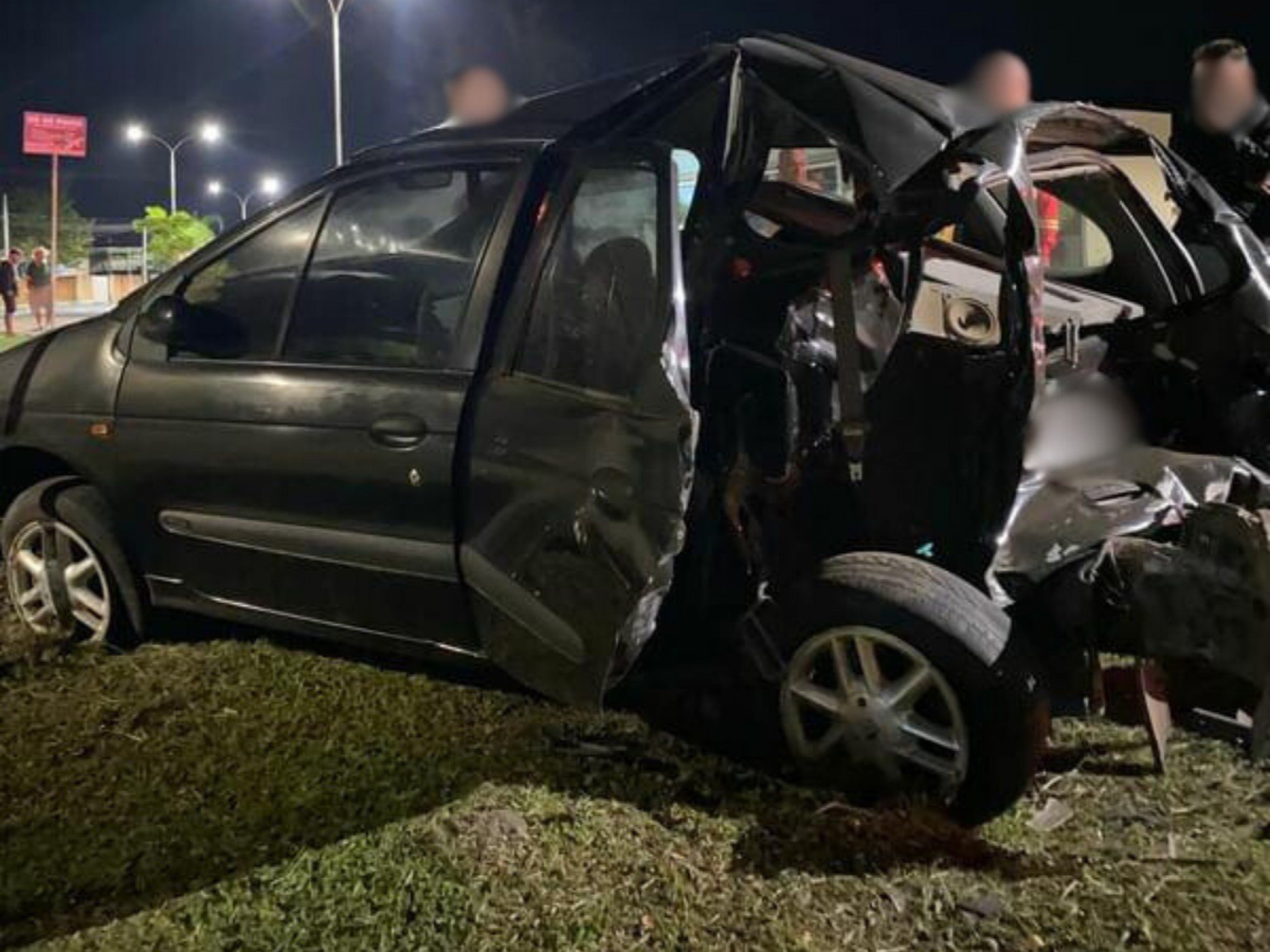 VÍDEO: Carro é destruído após ser atingido por caminhonete; veja