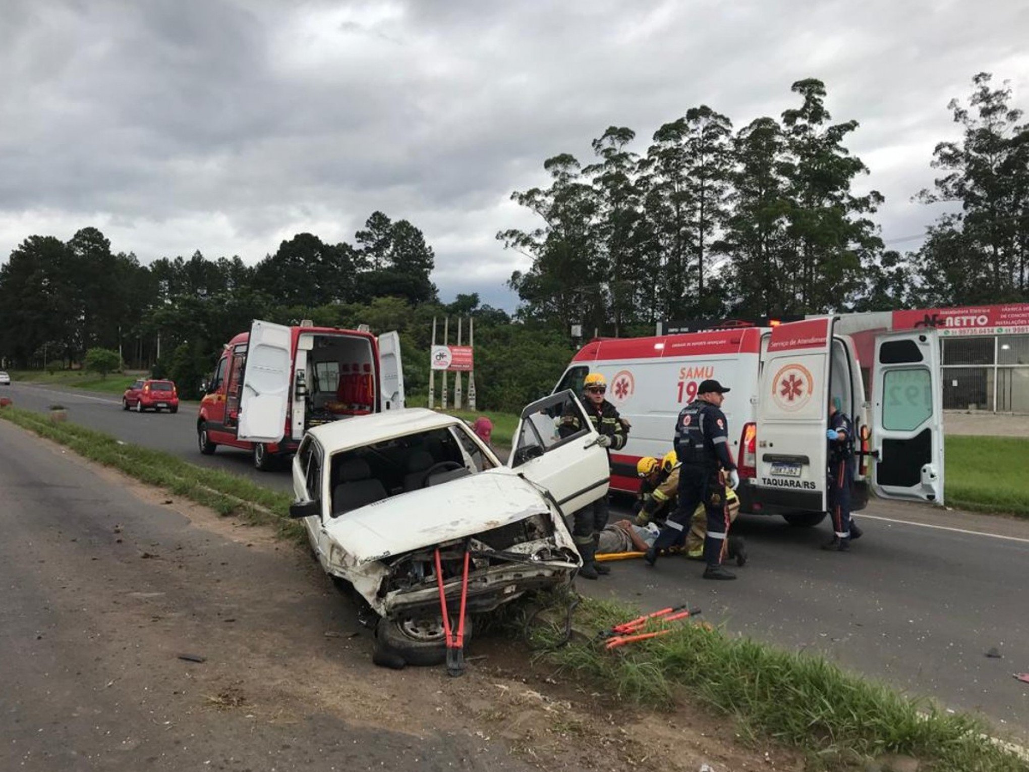 ACIDENTE DE TRÂNSITO: Carro capota, derruba postes e deixa feridos na RS-239