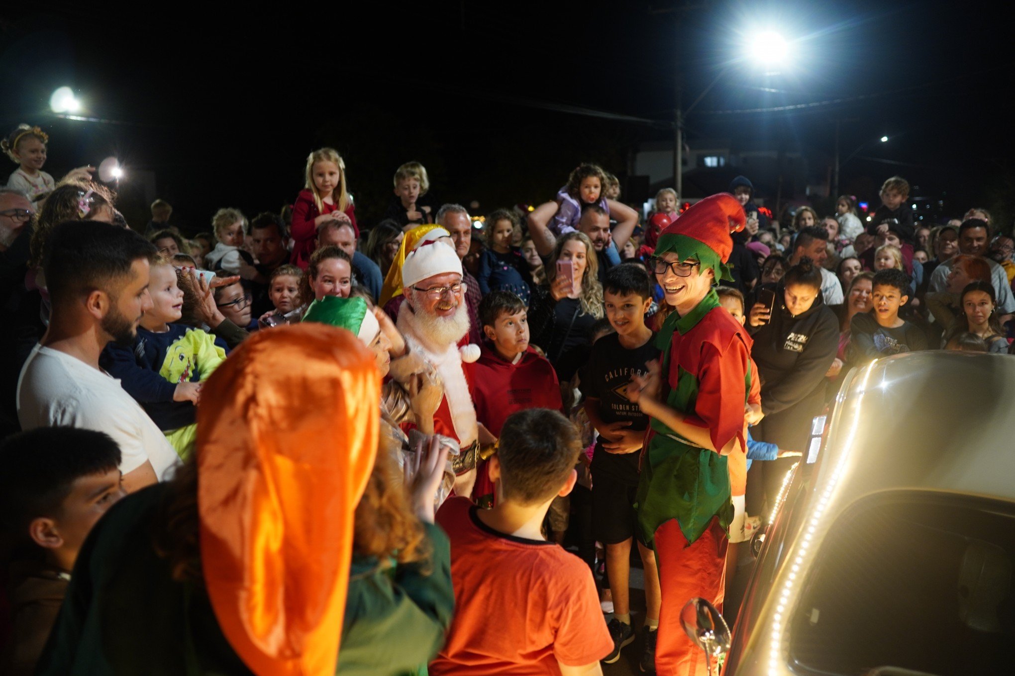 FOTOS: Natal de Ivoti começou iluminado e com a chegada do Papai Noel, confira a programação completa