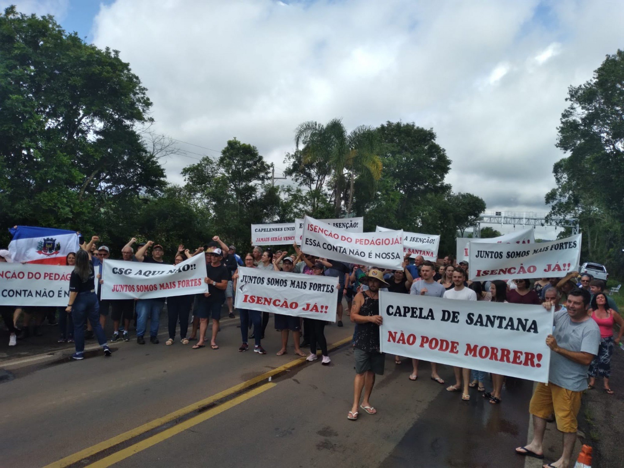 Moradores bloquearam a rodovia com cartazes de protesto | Jornal NH