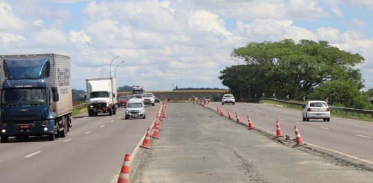 Obras paradas na BR-116, entre SÃ£o Leopoldo e Novo Hamburgo, devido a paralisaÃ§Ã£o de funcionÃ¡rios de empresa subcontratada pelo consÃ³rcio BR-116 Norte