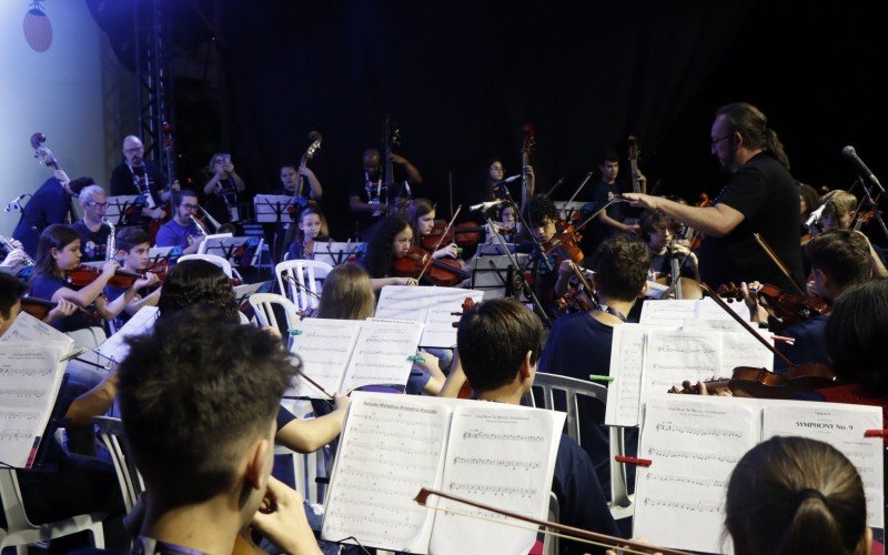 NÃºcleo de Orquestras Jovens no palco do Natal dos Sinos