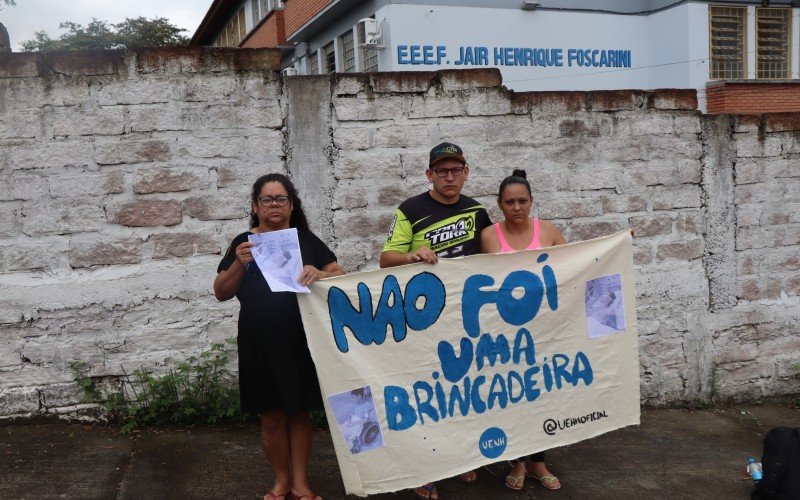 Familiares e estudantes protestaram em frente a Escola Estadual Jair Foscarini, no bairro Boa Saúde | Jornal NH