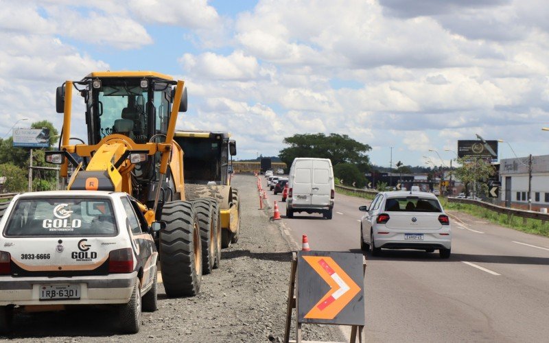 Obras paradas na BR-116, entre SÃ£o Leopoldo e Novo Hamburgo, devido a paralisaÃ§Ã£o de funcionÃ¡rios de empresa subcontratada pelo consÃ³rcio BR-116 Norte