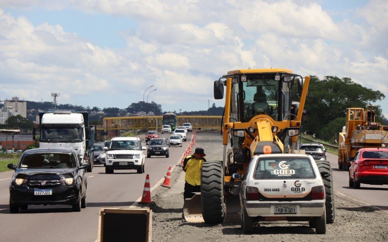 Obras paradas na BR-116, entre SÃ£o Leopoldo e Novo Hamburgo, devido a paralisaÃ§Ã£o de funcionÃ¡rios de empresa subcontratada pelo consÃ³rcio BR-116 Norte