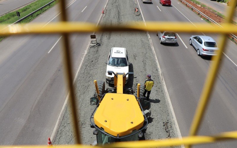 Obras paradas na BR-116, entre SÃ£o Leopoldo e Novo Hamburgo, devido a paralisaÃ§Ã£o de funcionÃ¡rios de empresa subcontratada pelo consÃ³rcio BR-116 Norte