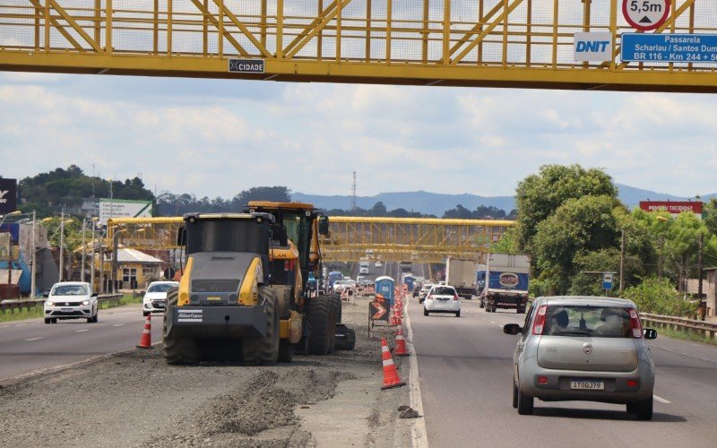 Obras paradas na BR-116, entre SÃ£o Leopoldo e Novo Hamburgo, devido a paralisaÃ§Ã£o de funcionÃ¡rios de empresa subcontratada pelo consÃ³rcio BR-116 Norte