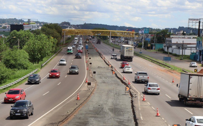 Obras paradas na BR-116, entre SÃ£o Leopoldo e Novo Hamburgo, devido a paralisaÃ§Ã£o de funcionÃ¡rios de empresa subcontratada pelo consÃ³rcio BR-116 Norte