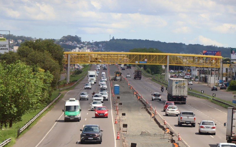 Obras paradas na BR-116, entre SÃ£o Leopoldo e Novo Hamburgo, devido a paralisaÃ§Ã£o de funcionÃ¡rios de empresa subcontratada pelo consÃ³rcio BR-116 Norte