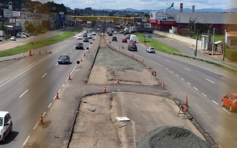 Obras paradas na BR-116, entre SÃ£o Leopoldo e Novo Hamburgo, devido a paralisaÃ§Ã£o de funcionÃ¡rios de empresa subcontratada pelo consÃ³rcio BR-116 Norte