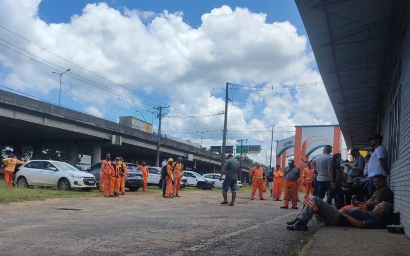 OperÃ¡rios estÃ£o no pÃ¡tio onde fica a sede do consÃ³rcio aguardando finalizaÃ§Ã£o da reuniÃ£o dos empreiteiros com o Sindicato dos MetalÃºrgicos 