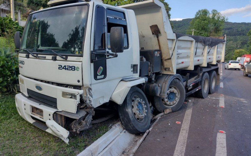 BR-116: Uma pessoa morre apÃ³s colisÃ£o entre carro e caminhÃ£o em trecho da regiÃ£o 