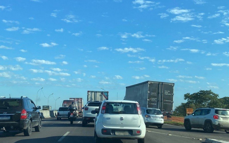 BR-116 com trânsito intenso na ponte sobre o Rio dos Sinos | Jornal NH