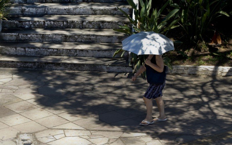 Uma das dicas é sempre que possível, se proteger do sol | abc+