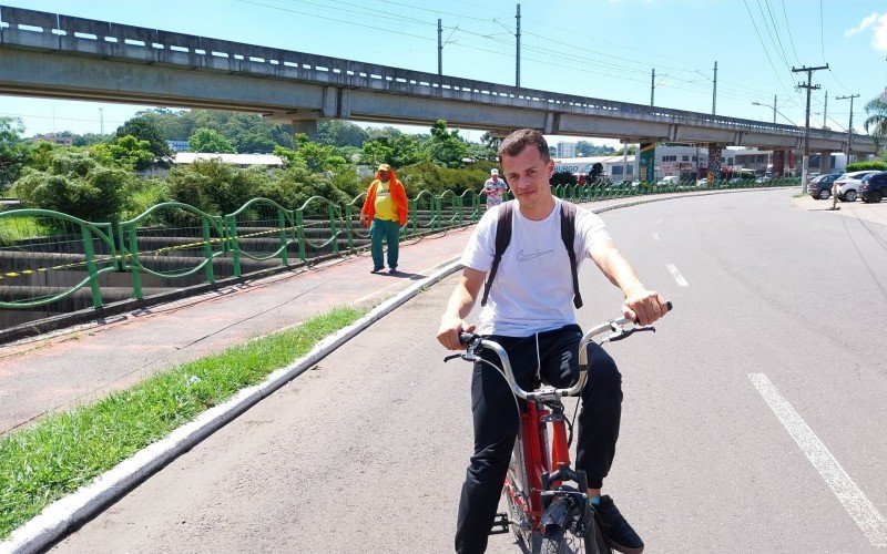 Robson Ferreira Fonseca utiliza diariamente a ciclovia e se diz preocupado com a segurança com o trecho interditado | Jornal NH