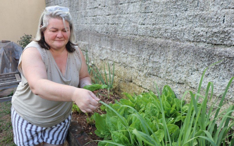 Professora aposentada, Denise dedica-se Ã  horta particular
