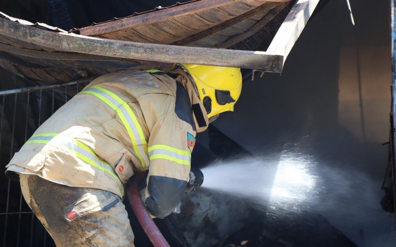 Fogo consumiu empresa de componentes para calÃ§ados do bairro Primavera