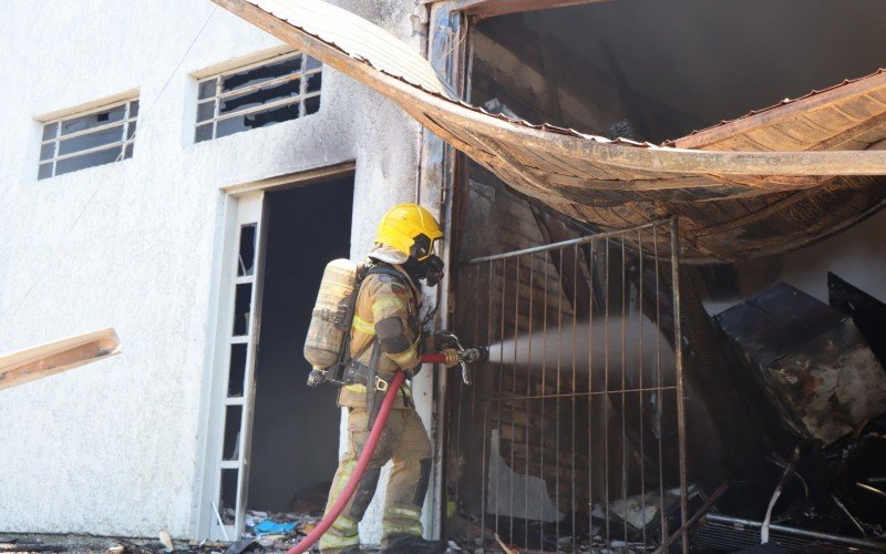 Fogo consumiu empresa de componentes para calçados do bairro Primavera | Jornal NH