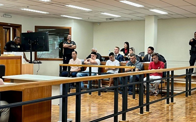 Júri dos cinco réus começou por volta das 11 horas no Fórum de São Leopoldo