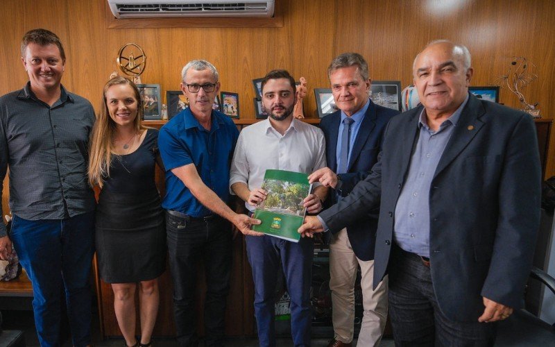 Vice-governador Souza (centro) recebeu os pedidos de Schneider (à esquerda), Juliana, Barth, Campani e o deputado estadual Lima | Jornal NH