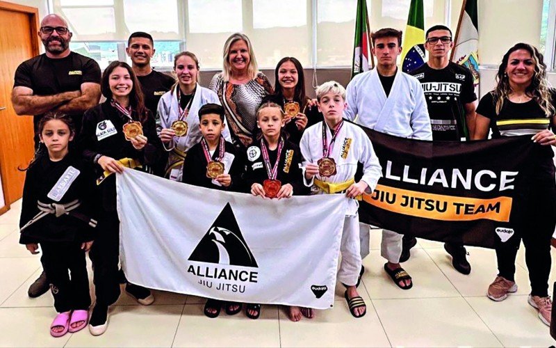 Atletas da academia Alliance Sapiranga com a prefeita Carina Nath | Jornal NH