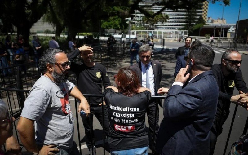 Servidores se mobilizam em frente à Assembleia antes da votação do "pacote da educação" | Jornal NH