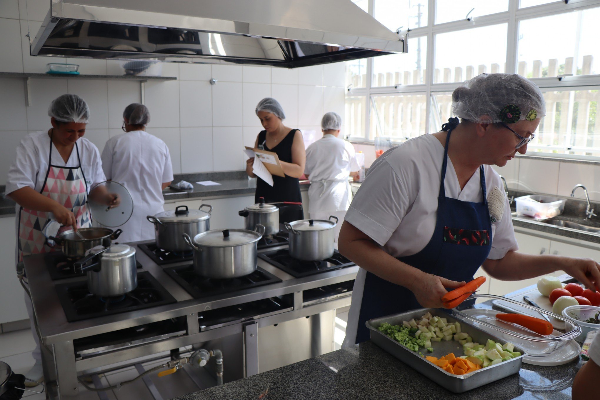 VÍDEO: Conheça a superchef da merenda escolar na rede municipal de Novo Hamburgo