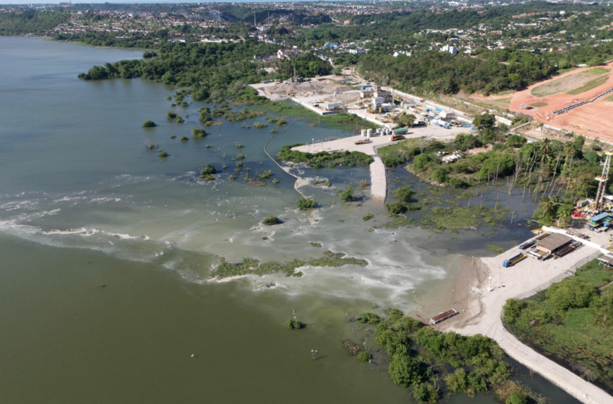 MACEIÓ: Lagoa onde mina da Braskem se rompeu registra redemoinho; veja vídeo